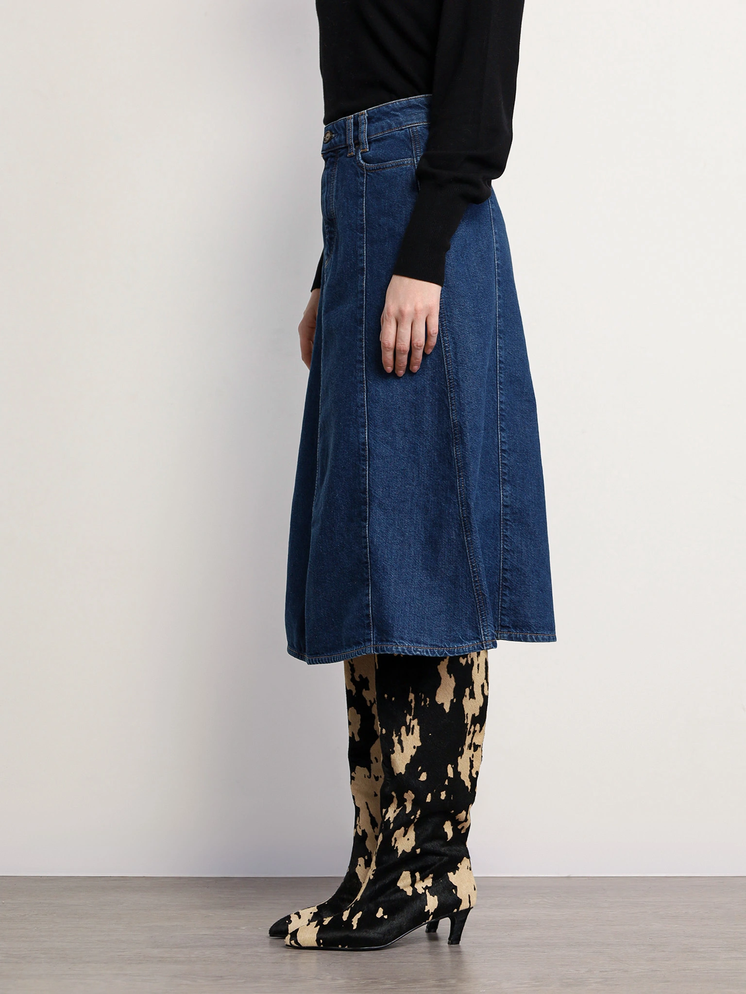 Юбка джинсовая расклешенная темно-синего цвета